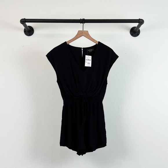 NWT Vici x Nordstrom Woven Tie Front Short Sleeve Romper In Black - Picture 2 of 5
